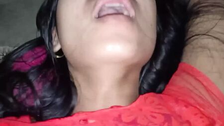 Chica india con el pelo corto y rizado, de un tono rubio oscuro, que lleva un churidar rojo y un pañuelo en la cabeza