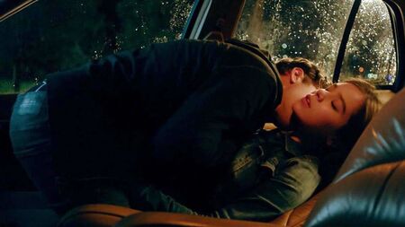 Escena sexy de Hailee Steinfeld en ScandalPlanet.Com
