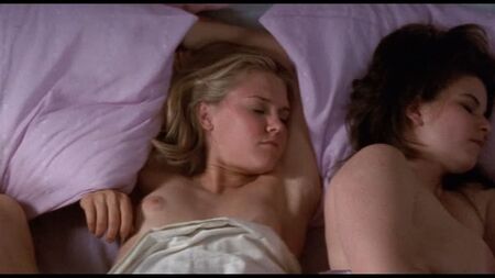 Dominique Swain, Meredith Monroe, Mia Kirshner desnudas - «New Best Friend» (2002) HD 1080p: ver online