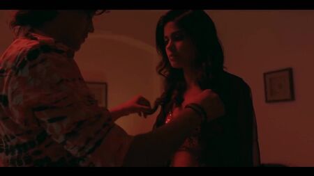 Las tetas de Aditi Pohankar apretadas