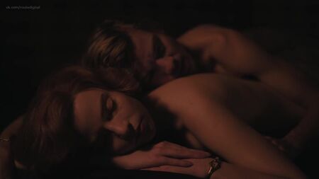 Anya Taylor-Joy desnuda (cubierta) - El juego de la reina (2020) T1, ep. 4, 6 y 7 en 1080p. Ver online / Anya Taylor-Joy - El juego de la reina