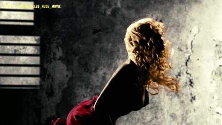 Jaime King desnuda - Sin City (2005)