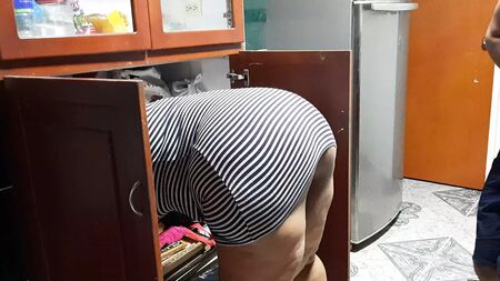 Me acuesto con mi tía en la cocina