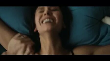 Nina Dobrev follando en la cama en la postura del misionero