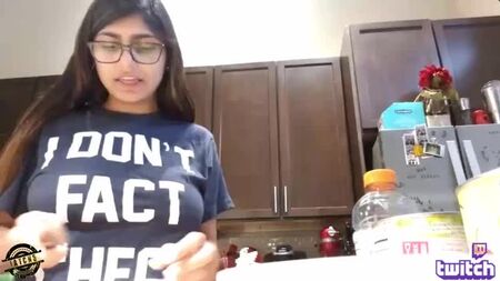 ¡Es-real-Mia-Khalifa-espectáculo-por-cámara!.mp4