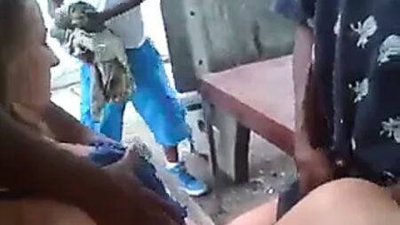 Una guarra deja que los hombres le metan mano en público, al aire libre