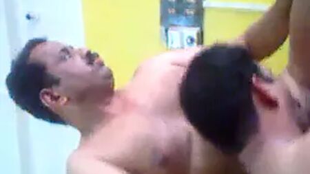 A un papá indio le hacen una mamada