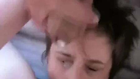 Una «cuckqueen» sumisa a la que le han hecho una mamada y le han echado el semen