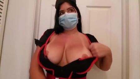 Una enfermera de trasero grande ayuda a un paciente a aliviar su erección crónica