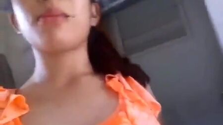 Una chica guapa que se muestra desnuda
