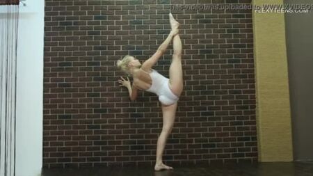 La atractiva gimnasta Dora desnuda