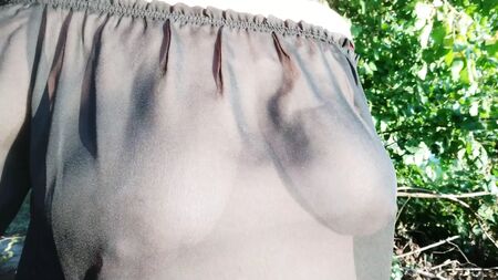 Paseo con blusa transparente sin sujetador