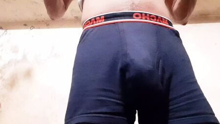 Un chico indio masturbándose