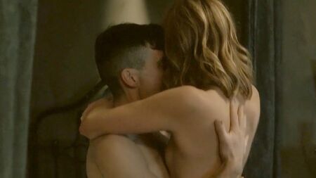 Annabelle Wallis se monta encima de un chico en «Peaky Blinders» (ScandalPlanet)