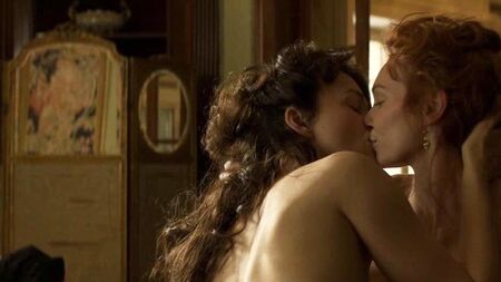 Keira Knightley en una escena de sexo lésbico en «Colette» en ScandalPlanet.Com