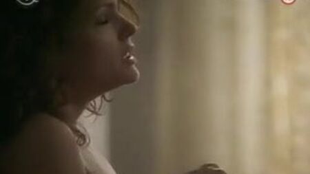 Dina Meyer en una escena de sexo ardiente
