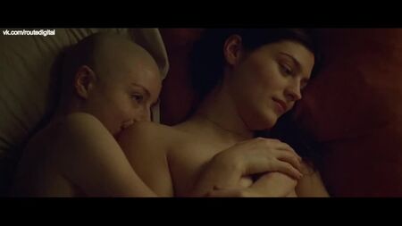 Kacey Rohl, Amber Anderson desnudas - White Lie (2019) HD 1080p Ver online / Kacey Rohl, Amber Anderson - Una mentira salvadora