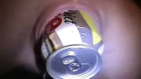 Una MILF con piercing, un anillo enorme en el capuchón del clítoris y una botella en