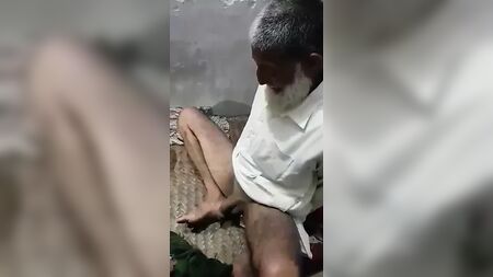 Orgía de abuelos pastunes paquistaníes de barba plateada