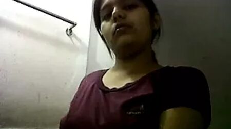 Una chica de Bombay se desnuda y se hace un selfi