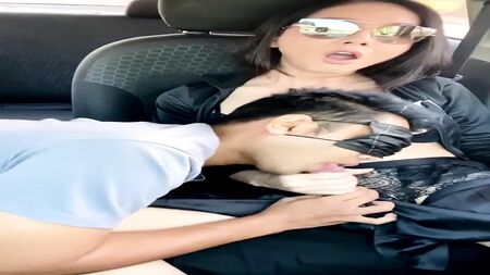 Una sexy ladyboy se corre en la boca de un chico