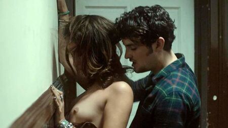 Escena de sexo en topless de Stella Maeve en ScandalPlanetCom