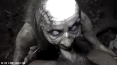 HorrorPorn: un hombre se folla a dos zombis falsos (porno, sexo, hardcore, mamada, trío, completo, xxx, parejas, tetas, culo, mamada, lamida)