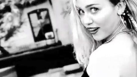 Miley Cyrus: descuido con el escote y ropa transparente entre bastidores