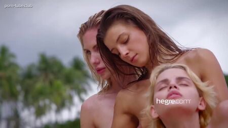 Ariel Marika, Melena y Maria Rya: un trío tropical al desnudo